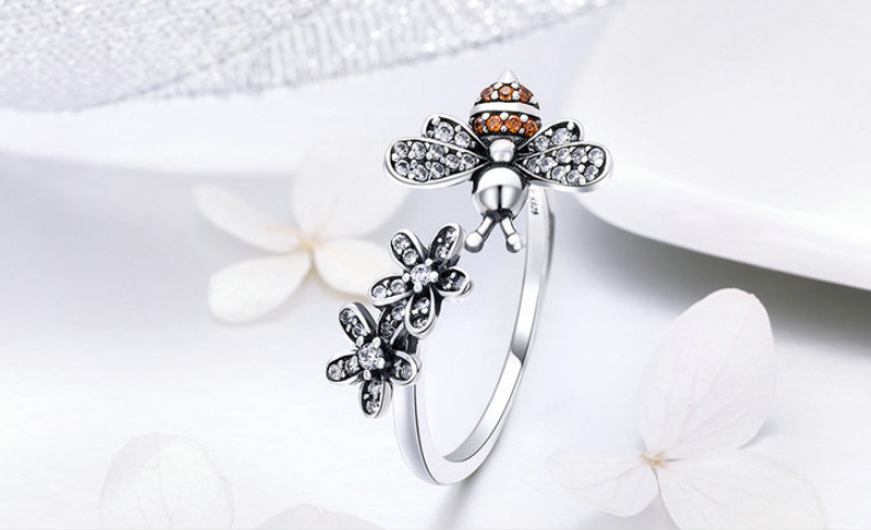The Luxurious Bee Ring From CAYCONA
